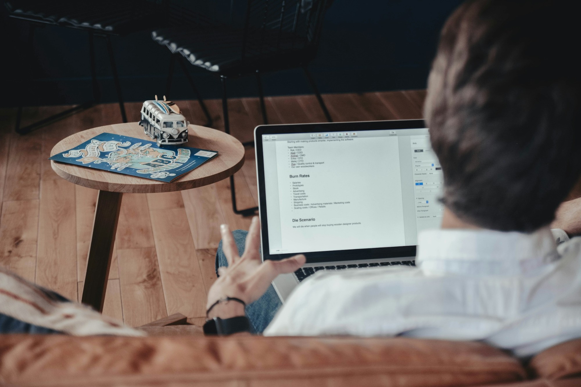 Fundador revisando en un portátil el plan real detrás de un producto de software